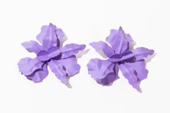 Aros colgantes con forma de flor color lila.