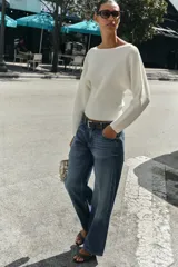 Jersey de punto rib color blanco, con cuello barco y mangas largas con sisas anchas.