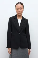 Blazer clásico de corte entallado, color negro, con cierre frontal de un botón, solapas de muesca y bolsillos laterales con solapa.