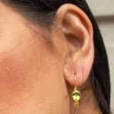 Aros colgantes en plata 925 bañada en oro de 18k con piedras de peridoto.
