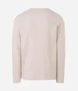 Remera de manga larga estilo Henley, confeccionada en tejido texturizado color beige, con cuello redondo y cierre frontal parcial de botones.
