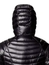 Campera puffer ultraligera de mujer, con diseño acolchado horizontal, cierre frontal completo y capucha integrada. Confeccionada en tejido ripstop reciclado con aislamiento de plumón de alta capacidad térmica.