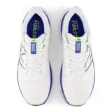 Championes de running New Balance FuelCell Propel v4, color blanco con detalles en azul y amarillo.