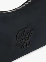 Cartera mini crossover Tommy Hilfiger de diseño moderno y funcional, confeccionada en poliéster reciclado de color negro. Cuenta con un compartimento principal con cierre, asa superior, correa ajustable y el logo monograma TH bordado en el frente.