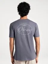 Remera blanca de manga corta con cuello redondo y estampa frontal con diseño gráfico de club de pesca en tonos azul y rojo.