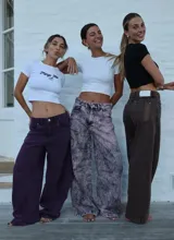 Jean marrón de corte holgado, tiro medio y estilo "baggy".