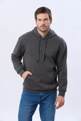 Canguro con capucha de color gris oscuro, confeccionado en tejido de felpa con interior de micropolar. Presenta cordones ajustables en la capucha y un pequeño logo bordado en el pecho.