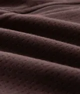 Campera bomber de fleece color marrón, con cierre frontal, cuello tipo tirilla, mangas largas y bolsillos laterales con cierre.