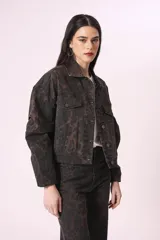 Campera de jean con estampado animal print en tonos marrones y negros, corte cropped y bolsillos delanteros.