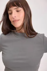 T-shirt de manga corta, cuello mock, color gris, con tejido acanalado y calce ajustado al cuerpo.