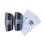 Canilleras Umbro Pro Shin Guard con diseño geométrico en tonos grises y logo de la marca en blanco. Incluye bolsa de tela blanca con logo Umbro.