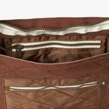 Bolso crossbody marrón de nylon resistente al agua, con diseño acolchado de rombos, bolsillo frontal con cierre y correa ajustable.