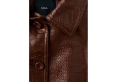 Chaqueta marrón efecto cuero con textura, cierre frontal con botones y puños y cintura elásticos tejidos.