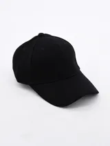 Gorra de béisbol negra con visera curva y botón superior.