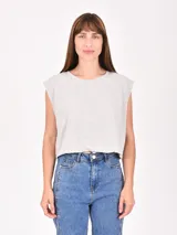 Remera gris melange de corte crop, con cuello redondo y sisas amplias.