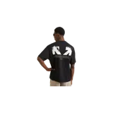 Remera Off-White de manga corta, color negro, con cuello redondo y el logo de la marca estampado en pequeño en el pecho.