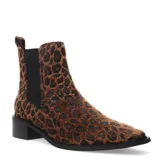 Botas Chelsea de mujer, tobilleras, con pelo sintético estampado animal print (leopardo) en tonos marrón y negro. Tienen elásticos laterales negros y un taco bajo y cuadrado de color negro.