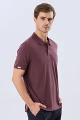 Remera polo de manga corta en color azul melange, con cuello camisero, cierre frontal de dos botones y pequeño bordado en el pecho.