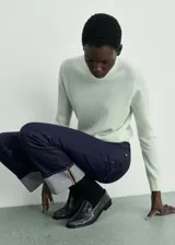 Jeans de corte recto y tiro medio en color azul oscuro (rinse wash), con diseño de cinco bolsillos y bajo con vuelta ancha.