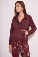 Campera tipo biker de gamuza sintética color rosa viejo, con cierre frontal cruzado, solapas con broches metálicos y bolsillos laterales con cierre.