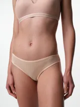 Bombacha tipo colaless de tela punto rib con textura acanalada, color rosa claro. Presenta ribetes elásticos en cintura y piernas para un ajuste suave y cómodo.