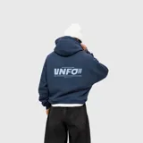 Hoodie azul de corte holgado con capucha y bolsillo frontal tipo canguro. Presenta un estampado gráfico en la espalda con el texto 'VNFO' y detalles tipográficos en color celeste.