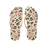 Ojotas Havaianas con estampado animal print en tonos beige, marrón y negro. Tiras finas color dorado rosado con logo de la marca.