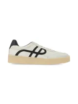 Zapatilla de estilo urbano en color off-white con detalles en negro. Presenta un diseño con logo lateral distintivo, puntera reforzada en gamuza y suela de goma texturizada en tono natural.