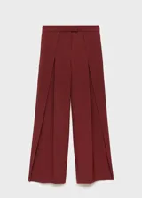 Pantalón de tiro medio color bordó, de diseño wide leg con pinzas delanteras y bolsillos laterales. Cuenta con cierre de cremallera, botón y ganchos ocultos con tapeta, además de forro interior.