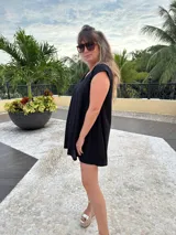 Vestido corto negro de lino con lurex, corte amplio y mangas cortas.