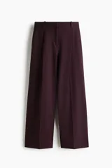 Pantalón sastrero de corte amplio con pinzas frontales y traseras, cierre con botón y corchete ocultos, bolsillos al bies y bolsillos decorativos traseros.