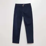 Pantalón chino azul marino, de corte slim, con bolsillos laterales y traseros. Cierre con botón y cremallera.