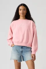 Buzo de cuello redondo Levi's, color rosado, con diseño holgado y bordado frontal con el logo de la marca en estilo caligráfico.