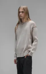 Sweater de punto con diseño de rayas verticales en tonos beige y marrón, cuello redondo y corte oversize.