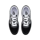Championes Vans Cruze 3.0 de diseño urbano, color negro con detalles en blanco y suela de goma color miel. Confeccionados con capellada de gamuza, cordones blancos y la clásica franja lateral Sidestripe.