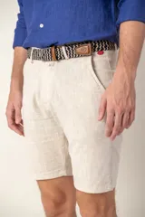 Bermuda de corte clásico confeccionada en una mezcla de ramio y algodón, con cierre frontal de botón y bolsillos laterales.