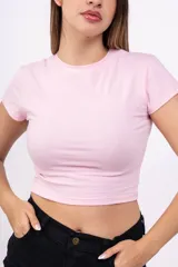 Remera celeste de corte cropped y mangas cortas.