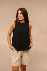Blusa sin mangas de color negro, corte suelto con costuras verticales decorativas en el frente.