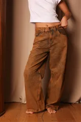 Pantalón de jean color marrón con efecto desgastado, corte amplio y tiro alto.