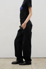 Pantalón de gabardina con corte barrel, diseño holgado y tiro medio. Cuenta con cierre frontal y bolsillos laterales.