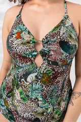 Malla entera con estampado de hojas y animal print, detalle de aro en el escote y breteles cruzados en la espalda.
