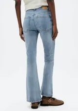 Pantalón de jean de corte flare con tiro medio y lavado claro. Presenta diseño de cinco bolsillos, cierre frontal con botón y costuras reforzadas.