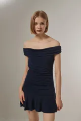 Vestido corto azul marino con escote strapless, diseño al cuerpo con frunces en el torso y falda con volados en el ruedo.