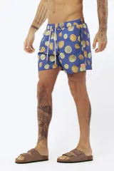 Short de baño con estampado tropical de hojas y loros, con cordón ajustable en la cintura.
