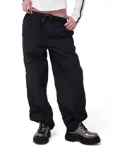Pantalon cargo de nylon color negro, con cintura elástica y cordón ajustable. Presenta un corte de pierna relajada, bolsillos laterales y un bolsillo cargo con etiqueta de la marca Cat.