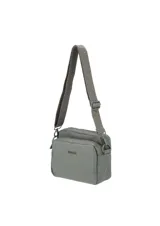 Bandolera de diseño compacto en color verde militar, con doble compartimento principal con cierre y correa ajustable con logo grabado.