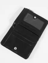 Billetera roja de cuero sintético con diseño matelaseado. Interior con múltiples ranuras para tarjetas, compartimento para billetes y monedero con cierre.