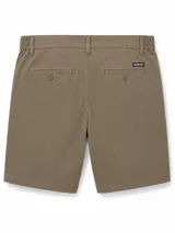 Bermuda de gabardina color borravino con bolsillos laterales, trabillas para cinto y cintura elastizada en los laterales.