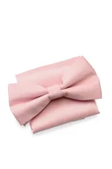 Moña color naranja con pañuelo a juego.