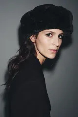 Gorro de estilo cosaco con corona de cuero sintético y ala ancha de piel sintética negra.